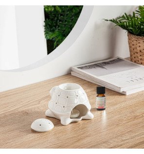  brûle-parfum franklin diffusant une douce lumière tamisée dans une pièce sombre