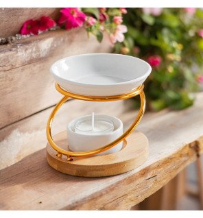  ambiance zen avec le brûle-parfum allumé diffusant une douce lumière