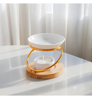  main versant de l’huile parfumée dans le brûle-parfum