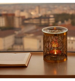  gros plan sur le brûle-parfum leaves mettant en valeur la finesse du métal travaillé