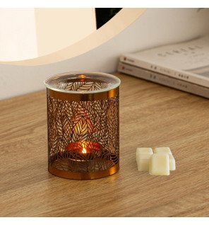  brûle-parfum leaves illuminé dans une pièce tamisée pour une touche chaleureuse