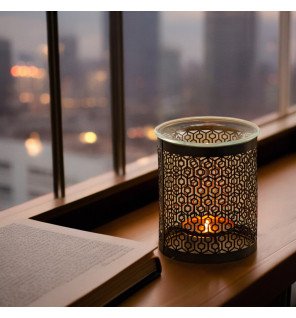  vue rapprochée de la coupelle du brûle-parfum remplie d’huile essentielle