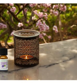  ambiance zen avec le brûle-parfum allumé diffusant une lumière douce