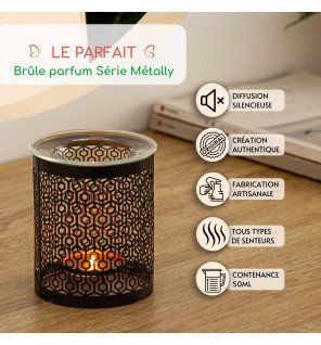  brûle-parfum design moderne en métal argenté dans un salon épuré