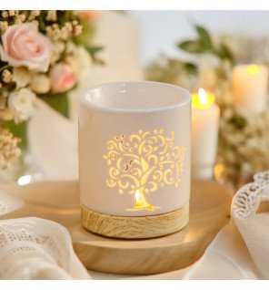  détail du motif arbre de vie finement sculpté sur la surface du brûle-parfum