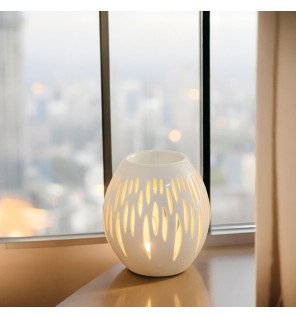  brûle-parfum blanc céramy en situation dans un salon lumineux ambiance zen