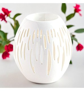  brûle-parfum artisanal blanc posé près de plantes vertes pour une touche naturelle