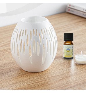  brûle-parfum design épuré en céramique blanche sur une étagère minimaliste