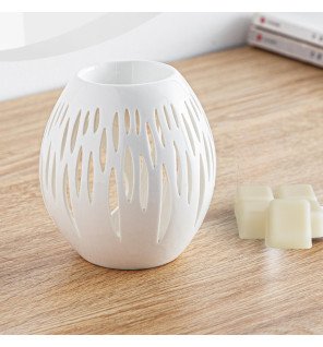  détail de la texture lisse et brillante du brûle-parfum céramy