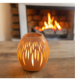  brûle-parfum céramique terracotta utilisé dans une pièce à vivre pour créer une atmosphère apaisante