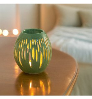  ambiance cocooning avec le brûle-parfum ovali olive allumé diffusant une lumière douce