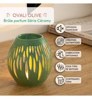  gros plan sur la coupelle du brûle-parfum remplie d’huile essentielle prête à être chauffée