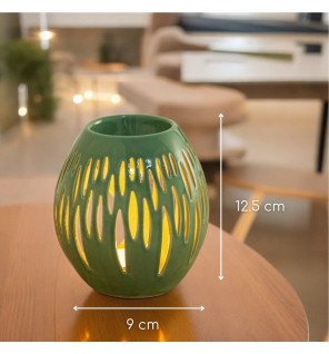  mise en scène du brûle-parfum dans une salle de bain pour une ambiance spa