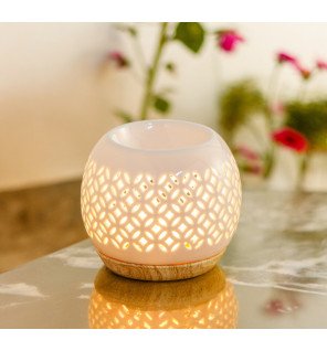  détail du brûle-parfum céramy avec motifs délicats et finition brillante