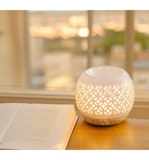  vue rapprochée du réservoir à parfum du brûle-parfum céramy rempli d’huile essentielle