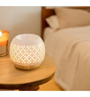  brûle-parfum céramy utilisé lors d’un moment de détente avec un livre et une tasse de thé