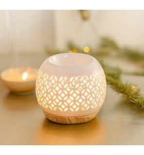  main versant de l’huile parfumée dans le brûle-parfum céramy pour une diffusion optimale