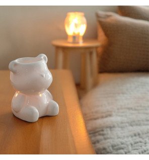  brûle-parfum sur une étagère avec décoration minimaliste