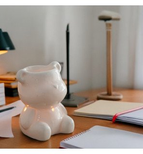  lumière tamisée mettant en valeur la forme du brûle-parfum