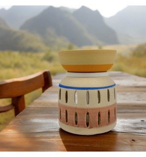  brûle-parfum en situation dans un salon moderne avec une ambiance chaleureuse