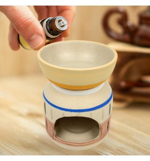  détail du dessus du brûle-parfum prêt à accueillir des huiles essentielles