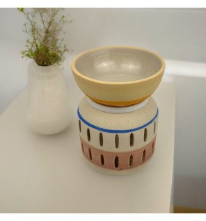  brûle-parfum en céramique blanche dans un intérieur zen et épuré