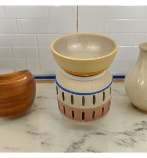  mise en scène du brûle-parfum avec des accessoires de bien-être autour