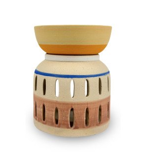  brûle-parfum posé sur un meuble en bois clair dans une pièce à la décoration minimaliste