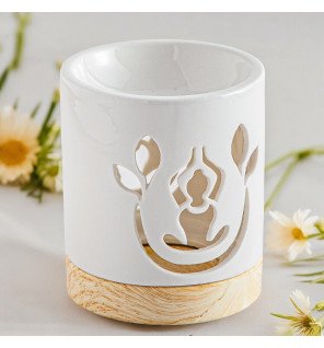  lumière tamisée mettant en valeur la céramique blanche du brûle-parfum