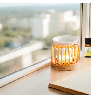  gros plan sur la structure métallique noire du brûle-parfum moderne