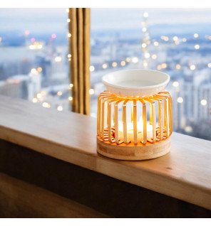  brûle-parfum moderne utilisé lors d’une séance de méditation à la maison