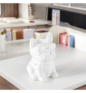  boubou blanc en céramique sur une étagère minimaliste