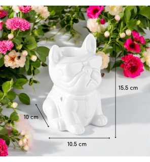  lumière tamisée autour du brûle-parfum blanc créant une ambiance cocooning