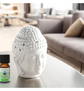  détail du visage de bouddha sculpté sur le brûle-parfum en céramique blanche