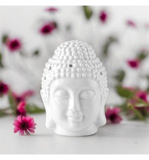  mise en scène du brûle-parfum avec des huiles essentielles et des fleurs séchées