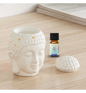  brûle-parfum dhyana blanc utilisé lors d’une séance de yoga à la maison