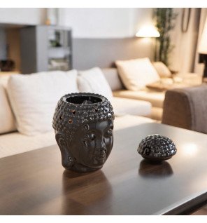  brûle-parfum céramy bouddha noir posé près de bougies pour une ambiance cocooning