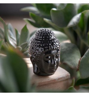  brûle-parfum utilisé dans une chambre pour favoriser la détente et l’harmonie intérieure