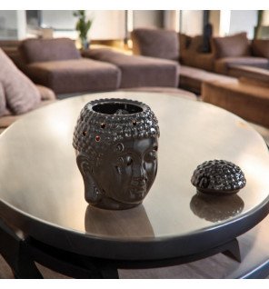  objet décoratif zen en céramique noire dans un intérieur moderne