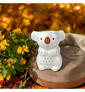  main versant de l’huile parfumée dans le brûle-parfum en céramique