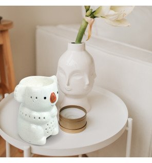  zoom sur la texture mate et lisse de la céramique artisanale