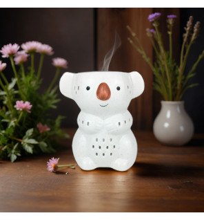  koko koala mis en scène sur une étagère avec des plantes vertes