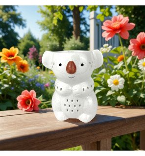  détail du visage souriant du koala sur le brûle-parfum