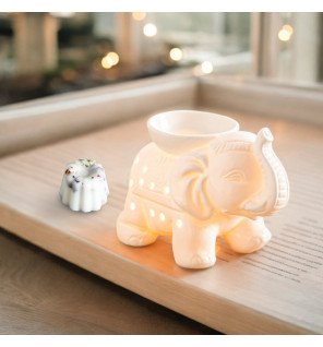  brûle-parfum artisanal en forme d’éléphant blanc utilisé pour diffuser des huiles essentielles