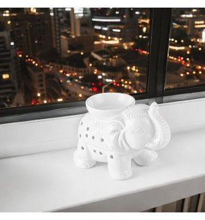  brûle-parfum en forme d’éléphant blanc dans une salle de bain moderne