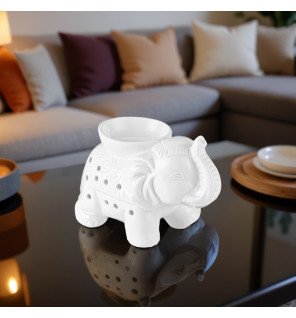  brûle-parfum blanc utilisé lors d’une séance de méditation pour une ambiance sereine