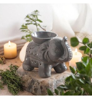  objet artisanal éléphant gris utilisé pour parfumer une pièce avec élégance
