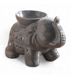  brûle-parfum artisanal gris utilisé lors d’une séance de méditation pour une atmosphère sereine