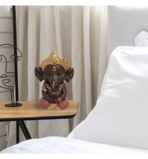  vue rapprochée sur les motifs sculptés de la statue bouddha ganesh 2 ambiance zen