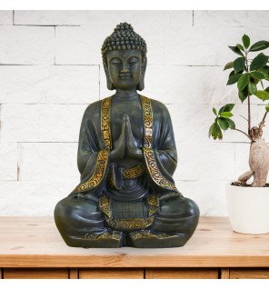  ambiance zen avec la statue bouddha entourée de plantes vertes